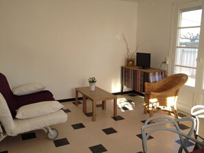 Le salon avec le canapé lit en 160 cm