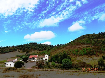 Descansa en la naturaleza sin estrés y sin tráfico en una casa rústica, ambiente tranquilo