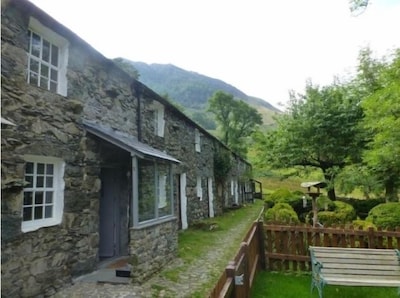 Cosy, romantic fellside cottage hidden in the Glencoyne valley
