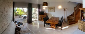 Vue du salon vers l'extérieur