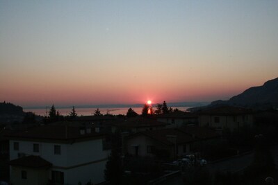 Apartamento luminoso con una piscina con terraza con vistas al lago