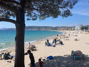 The beach 200 meters from the house towards Cannes.
