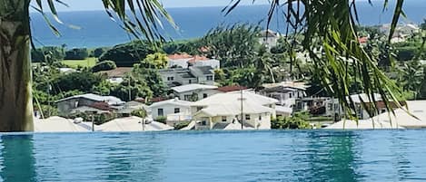 Infinity pool with sea views 