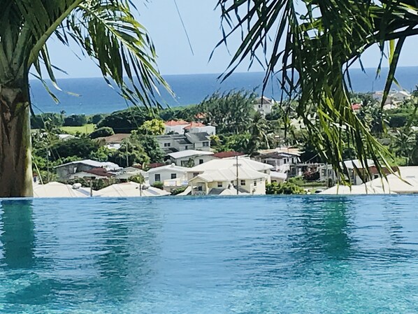 Infinity pool with sea views 