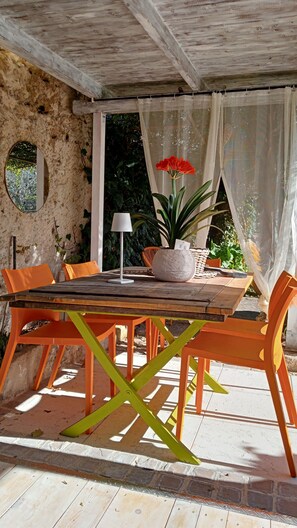 Outdoor dining