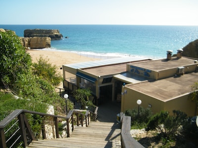 Casa a 10 mts a pie de la playa, piscina privada, wifi, barbacoa, aire acondicionado. 