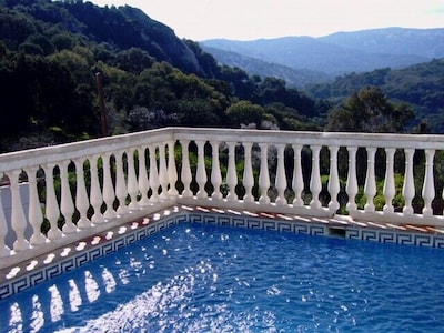 Casa de pueblo tradicional andaluza con vistas a la montaña y piscina privada. 