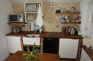 Kitchen, with dishwasher and washing machine 