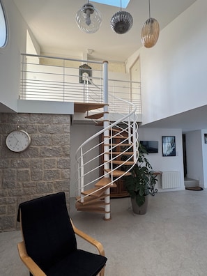 Grand espace de vie au rez-de-chaussée - coin salon