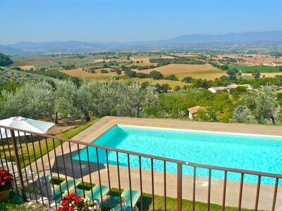 Wunderschöner Panoramablick von diesem Haus aus dem 17. Jahrhundert mit großem Pool zur Alleinnutzung