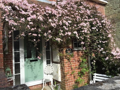  BONITA CASA EN EL CORAZÓN DE SHAFTESBURY CON APARCAMIENTO 