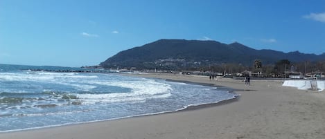 spiaggia di San Felice Circeo con vista promontorio