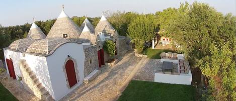 Trullo a 5 Coni, Lamia, Grande Divano Esterno e Pergolato Area Pranzo esterna