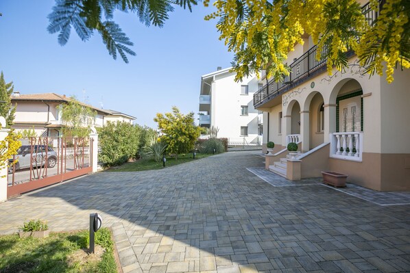 Villa Mimosa garden