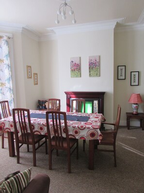 Dining room, seats 6