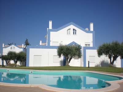 Luxuriöse Stadthaus-Villa mit Blick auf den Pool & die Gärten