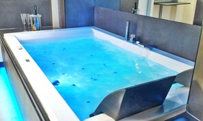 Indoor spa tub