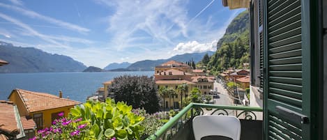 Balcon d\'un appartement confortable avec vue sur Bellagio et Varenna