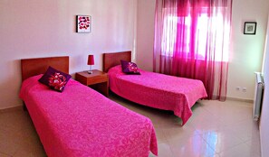 TWIN UPSTAIRS BEDROOM