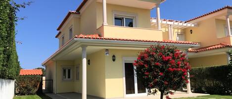 Modern villa with spacious accommodation. 