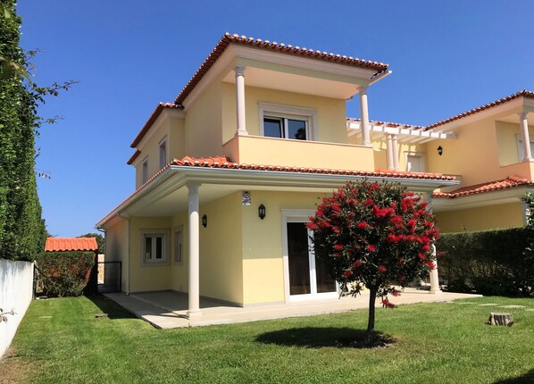Modern villa with spacious accommodation. 