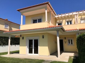 Front entrance to the Quest Villa with balconies from master bedroom & upstairs 