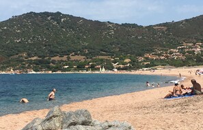 Plage accessible par route en cul de sac, n'est fréquentée que par les riverains