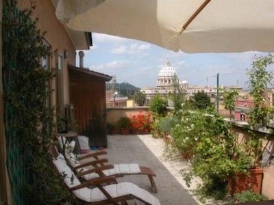 Rome: Attico with flowered terrace on San PIetro