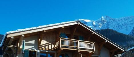 A central location in the village. Two balconies. Outdoor heater & dining table.