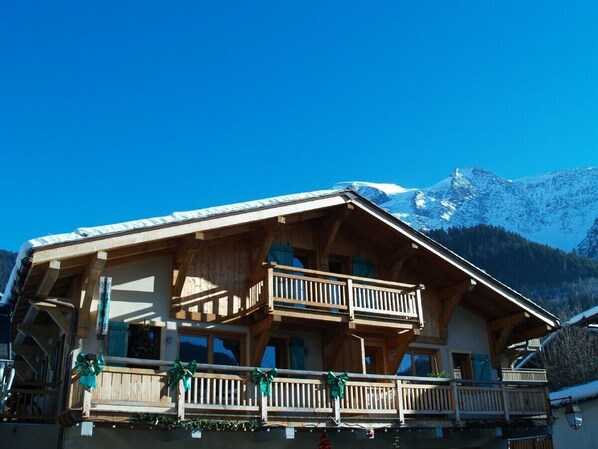 A central location in the village. Two balconies. Outdoor heater & dining table.