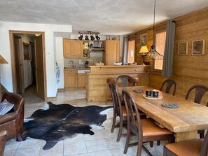 Open kitchen with bar arrangement. Ideal for after-skiing or pre-dinner drinks.