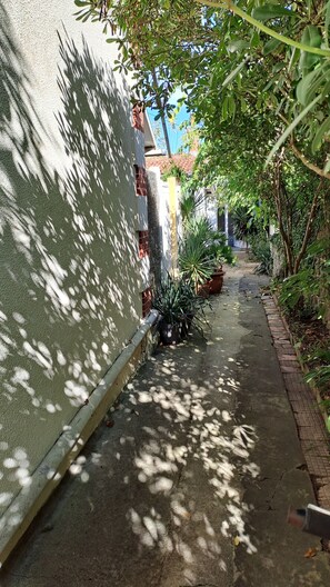 passage privé qui mène à la villa