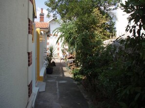 Passage privé menant du portail sur rue à la villa Lotus.