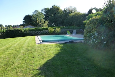 Hermosa francesa Cottage - climatizada en planta piscina y exquisitos jardines