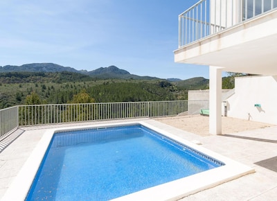 4 camas, ideal para la familia, piscina privada, jardín, vistas impresionantes,