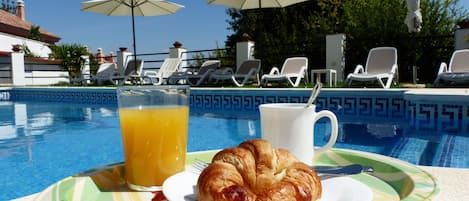 Desayuno en la piscina