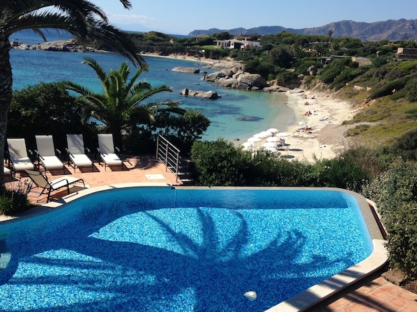 Large infinity swimming pool, dazzling views