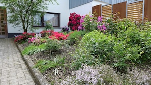 Gartenterrasse im Hintergrund vor dem Fenster