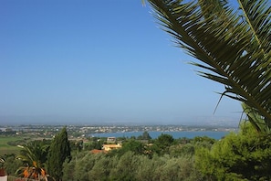 Marvelous: The view from the balcony of your holiday home as far as the sea!