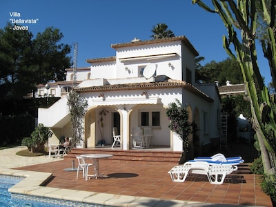 130m² villa with 3 bedrooms, 2 bathrooms, 1000m² garden, carport, pool, sea view