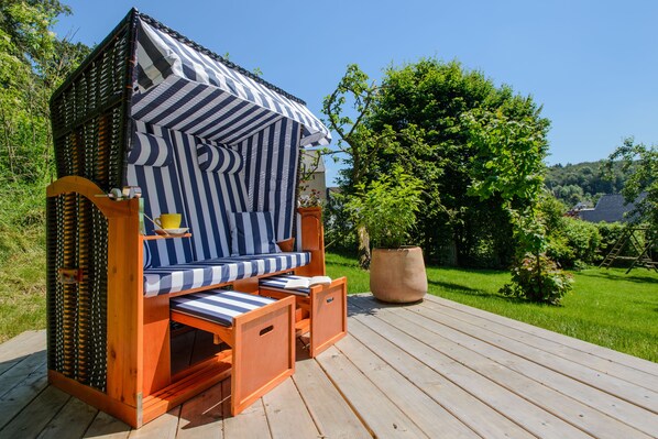 Sonnenterrasse mit Strandkorb