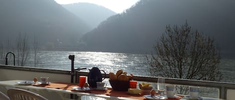 Frühstück mit Rheinblick
