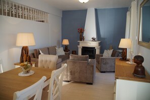 the cosy living room with eating table and soft seating 