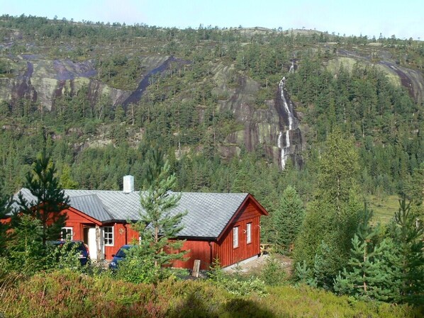 Blick auf die Norgehytte, im Hintergrund das  Havrefjell