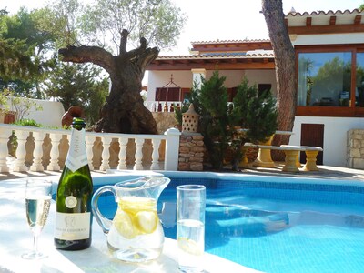 Close to the beach, comfortable quiet cottage; large garden and heated pool 