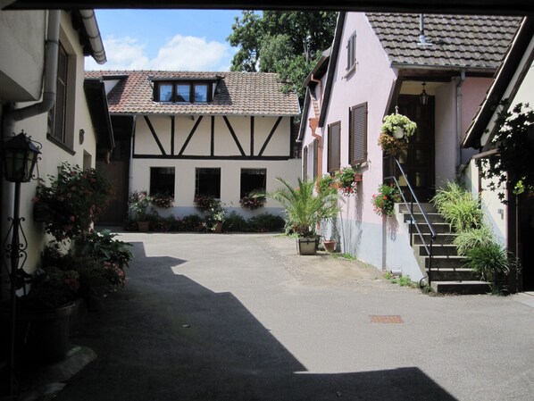 La cour avec le gîte à droite