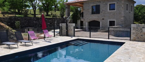 Piscine privée chauffée de 9m x 4,5m dans un espacé sécurisé.
