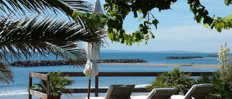 Terrasse au dessus de la plage