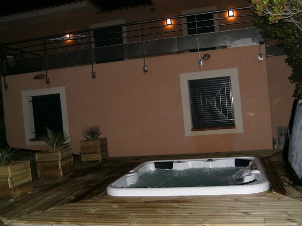 Outdoor spa tub