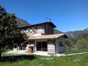  Le gîte "La  colline"  se situe au 1er étage (escalier extérieur indépendant). 